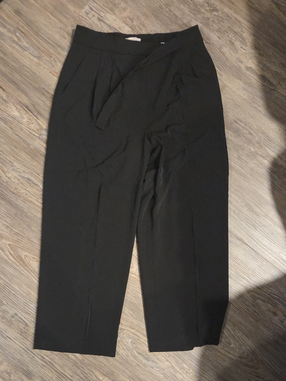 H&M Black Pleated High-Rise Cropped Trousers
